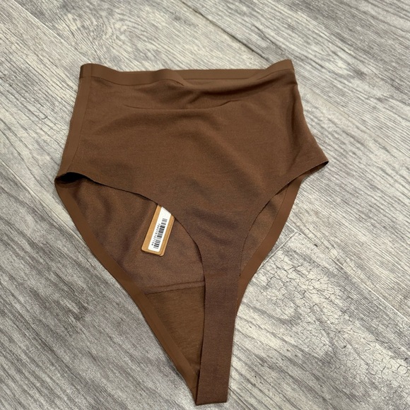 NWT Skims sheer sculpt high waisted thong in Jasper - Picture 3 of 4
